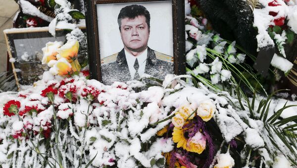 Цветы на фоне портрета погибшего летчика Олега Пешкова во время его похорон в Липецке - اسپوتنیک ایران  