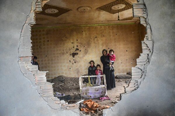 مادری با فرزندانش در خانه ویران در شهر کردنشین « سیلوپی» ترکیه - اسپوتنیک ایران  