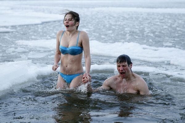 غسل تعمید در رودخانه یخ زده دنپر روسیه - اسپوتنیک ایران  