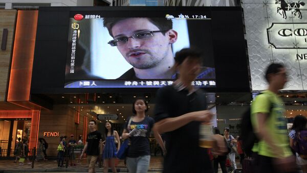Изображение бывшего сотрудника ЦРУ Эдварда Сноудена транслированное на экране торгового центра в Гонконге - اسپوتنیک ایران  
