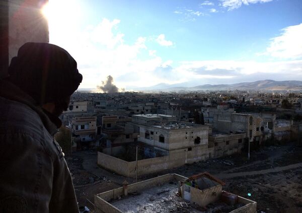 سرباز ارتش دولتی سوریه در موضع خود در شهر داریا، واقع در حومه دمشق - اسپوتنیک ایران  
