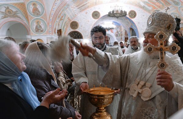 اسقف اعظم سراسر روسیه در  حال انجام مراسم مذهبی در کلیسای ناجی مسکو - اسپوتنیک ایران  