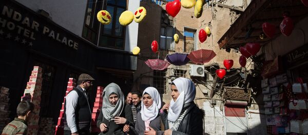 عابران در محله باب شرقی دمشق عابران در محله باب شرقی دمشق - اسپوتنیک ایران