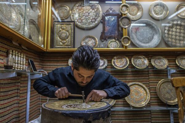 استاد قلم زن در بازار حمیدیه دمشق - اسپوتنیک ایران  