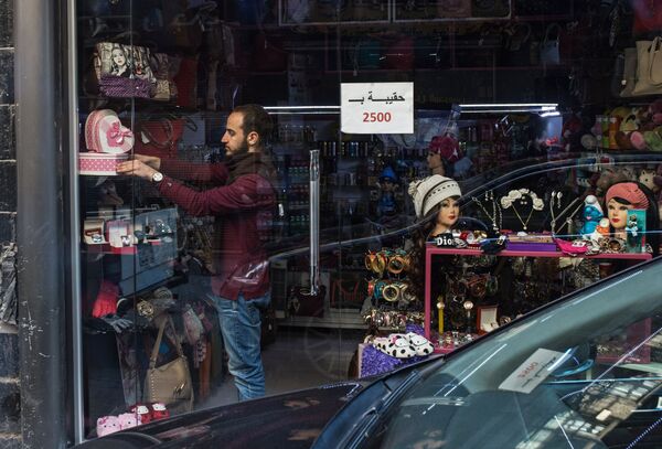 مردی در مغازه در محله باب شرقی  دمشق - اسپوتنیک ایران  