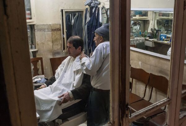 آرایشگر  و مشتری وی در بازار حمیدیه دمشق - اسپوتنیک ایران  