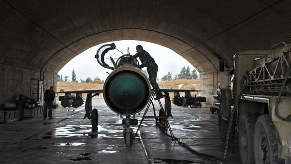 Самолет МиГ-21 сирийских ВВС подготавливают к вылету на авиабазе Хама в Сирии - اسپوتنیک ایران  