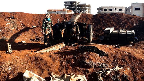 Солдат сирийской армии у артиллерийского орудия во время штурма населенного пункта Осман в провинции Дераа - اسپوتنیک ایران  