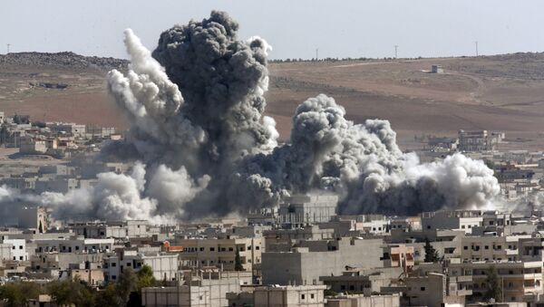 Дым над Кобани в Сирии после авианалета ВВС США - اسپوتنیک ایران  