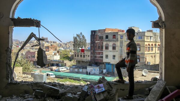 Мальчик в разрушенном здании в городе Таез в Йемене - اسپوتنیک ایران  