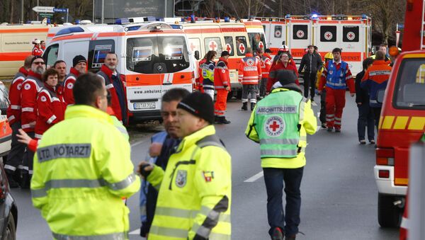 Спасатели и врачи в районе столкновения поездов в районе города Бад-Айблинг, Германия - اسپوتنیک ایران  