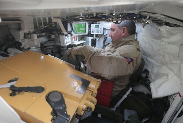 دمیتری راگوزین، معاون نخست وزیر روسیه در تانک تی 90 - اسپوتنیک ایران  