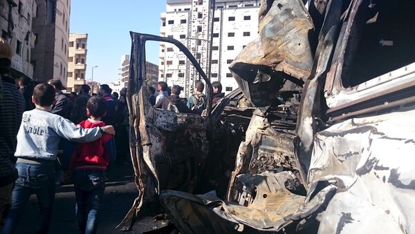 Дети у поврежденного автомобиля после теракта в Сирии - اسپوتنیک ایران  