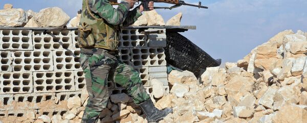 Боец движения Хезболлах у дороги из Хомса в Пальмиру в Сирии - اسپوتنیک ایران  