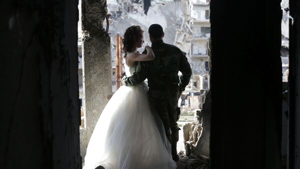 عکس عروسی در زمینه ویرانه های سوریه - اسپوتنیک ایران  