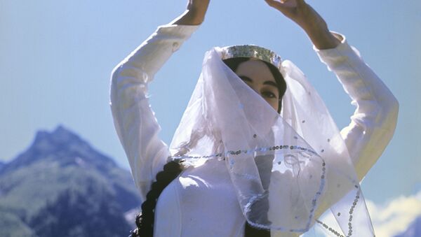 دختر گرجی در لباس محلی - اسپوتنیک ایران  