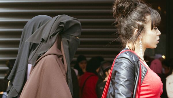 Женщины в никабах и француженка на улице французского Бурже - اسپوتنیک ایران  