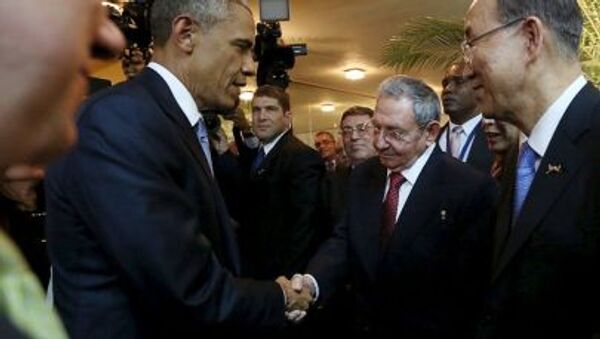 Президент США Барак Обама и председатель Государственного совета Кубы Рауль Кастро пожали друг другу руки, справа секретарь ООН Пан Ги Мун - اسپوتنیک ایران  