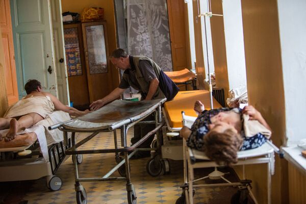 ساکنان زخمی شده بر اثر گلوله باران در اتاق انتظار بیمارستان شهر اسلاویانسک - اسپوتنیک ایران  