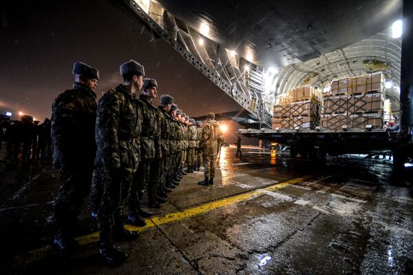تحویل اونیفورم های زمستانی برای نظامیان اوکراین در فرودگاه بوریسپل - اسپوتنیک ایران  