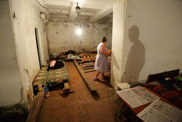 ساکنان خانه « گولوف» از ترس آتشباری به زیرزمین خانه پناه می برند - اسپوتنیک ایران  