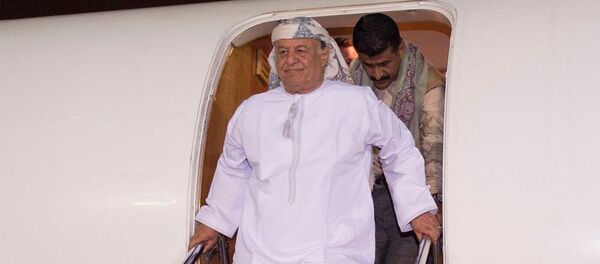 Президент Йемена Абд Раббо Мансур Хади выходит из самолета Президент Йемена Абд Раббо Мансур Хади выходит из самолета - اسپوتنیک ایران