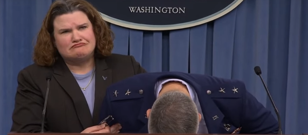 WATCH: US Air Force General Faints During Briefing - اسپوتنیک ایران  