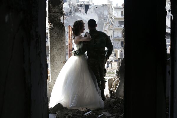 عکس عروسی در ویرانه های  شهر حمص - اسپوتنیک ایران  