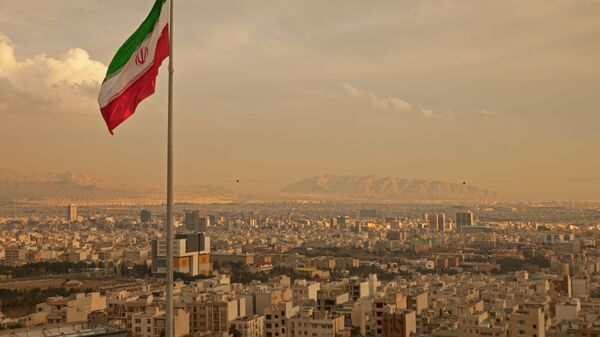 Флаг Ирана на фоне города - اسپوتنیک ایران  