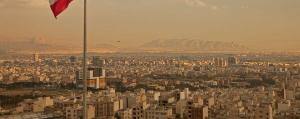 Флаг Ирана на фоне города - اسپوتنیک ایران  