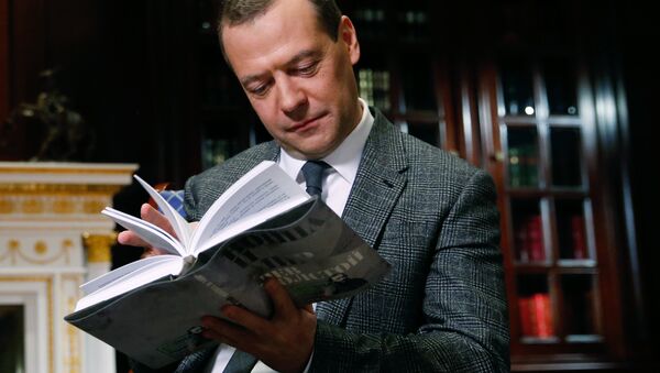 Премьер-министр РФ Д.Медведев принял участие в проекте ВГТРК Война и мир. Читаем роман - اسپوتنیک ایران  