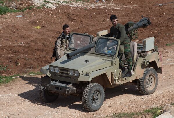 نظامیان ارتش دولتی سوریه در روستای احرص استان حلب پس از آزاد سازی آن از شبه نظامیان - اسپوتنیک ایران  