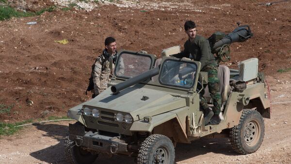 Военнослужащие Сирийской Арабской армии в освобожденном от боевиков поселке Охрус в провинции Алеппо - اسپوتنیک ایران  