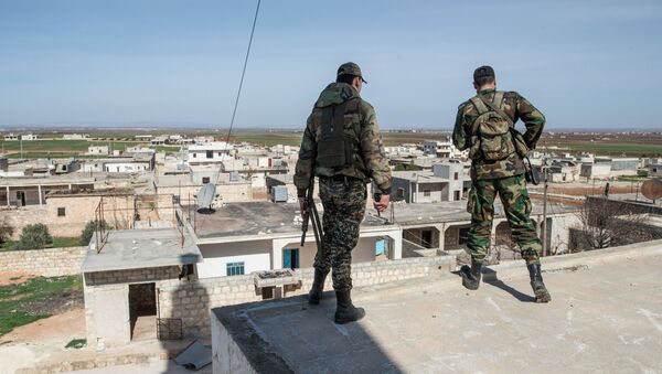 Военнослужащие Сирийской Арабской армии в освобожденном от боевиков поселке Охрус в провинции Алеппо - اسپوتنیک ایران  