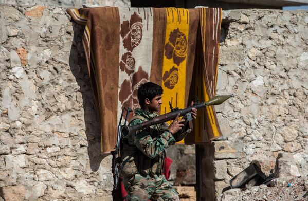 نظامیان ارتش دولتی سوریه در روستای احرص استان حلب پس از آزاد سازی آن از شبه نظامیان - اسپوتنیک ایران  