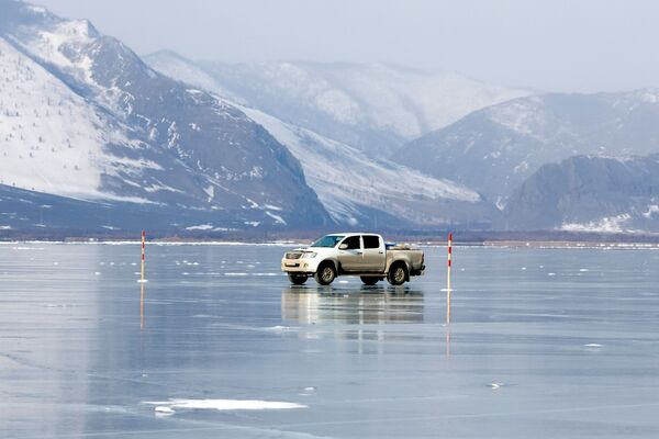 خودرو روی یخ های جزیره اولخون بایکال - اسپوتنیک ایران  