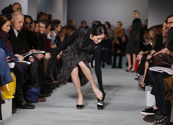 مدل در حال پوشیدن کفش در هفته مد نیویورک - اسپوتنیک ایران  