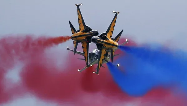 Пилотажная группа ВВС Южной Кореи «Черные Орлы» на открытии авиасалона Singapore Airshow - اسپوتنیک ایران  