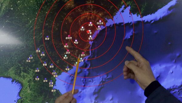 Служащие Корейской метеорологической администрации показывают на центр сейсмических волн на территории Северной Кореи, вызванных испытанием водородной бомбы - اسپوتنیک ایران  