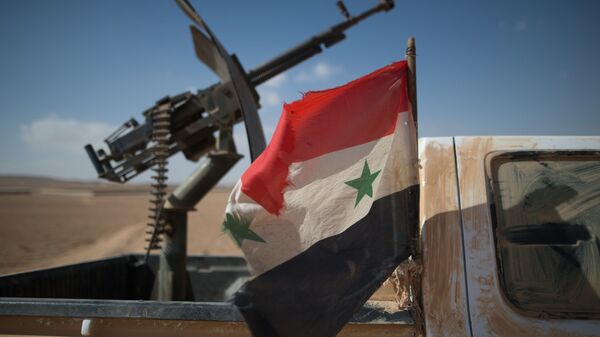 Флаг Сирии на автомобиле с пулеметом бойцов Сирийской арабской армии - اسپوتنیک ایران  