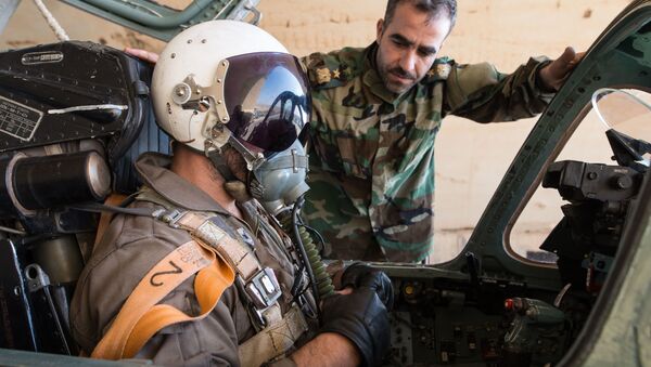 خلبان نیروی هوایی سوریه در پایگاه هوایی استان حمص - اسپوتنیک ایران  