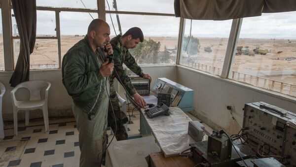 Военнослужащие сирийской армии на КП на базе Военно-воздушных сил Сирии в провинции Хомс - اسپوتنیک ایران  