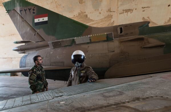 خلبان نیروی هوایی سوریه در پایگاه هوایی استان حمص - اسپوتنیک ایران  