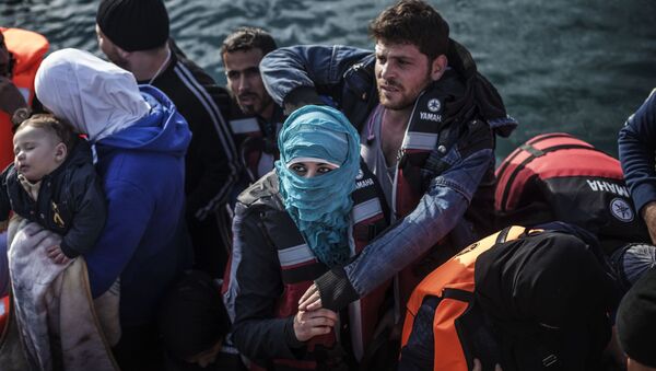 Беженцы на спасательном судне возле греческого острова Лесбос - اسپوتنیک ایران  