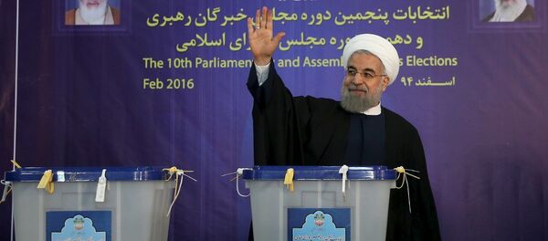Президент Ирана Хасан Роухани во время голосования Президент Ирана Хасан Роухани во время голосования - اسپوتنیک ایران