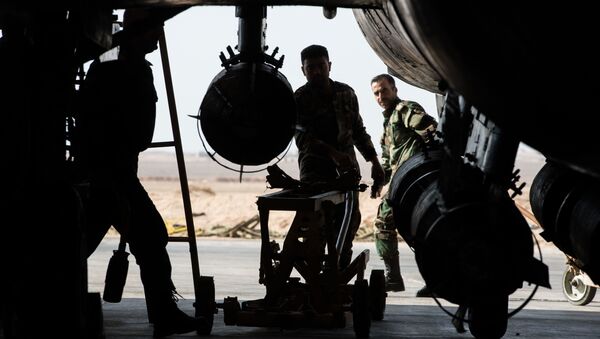 Военнослужащие сирийской армии на базе Военно-воздушных сил Сирии в провинции Хомс - اسپوتنیک ایران  