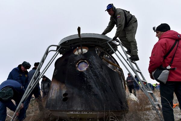 اعضای عملیات جابه جایی فضانوردان روس پس از بازگشت به زمین - اسپوتنیک ایران  