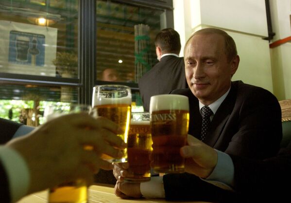 ولادیمیر پوتین ، رئیس جمهور روسیه در زمان بازدید از یک کافه خیابانی در چلیابینسک - اسپوتنیک ایران  