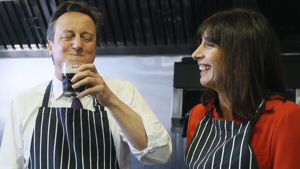 Премьер-министр Великобритании Дэвид Кэмерон с бокалом пива - اسپوتنیک ایران  