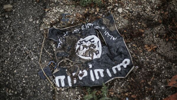 Флаг радикальной исламистской организации Исламское государство Ирака и Леванта на месте боев в провинции Латакия - اسپوتنیک ایران  